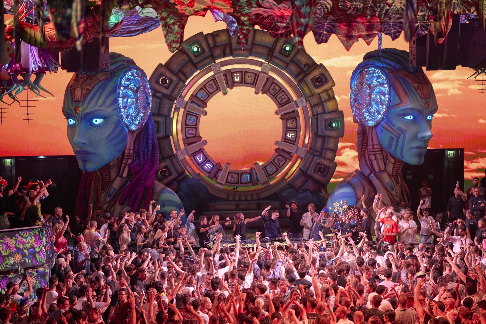 Immersive elrow spectacle inside UNVRS